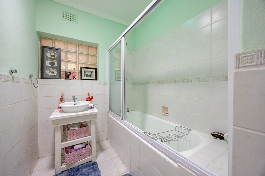 4 Bedroom Property for Sale in Oakdale Western Cape